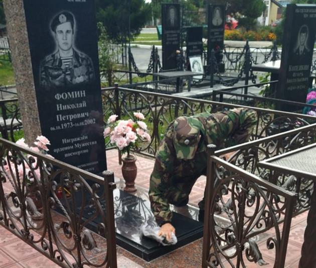 Сотрудники омского ОМОН Росгвардии почтили память погибших сослуживцев