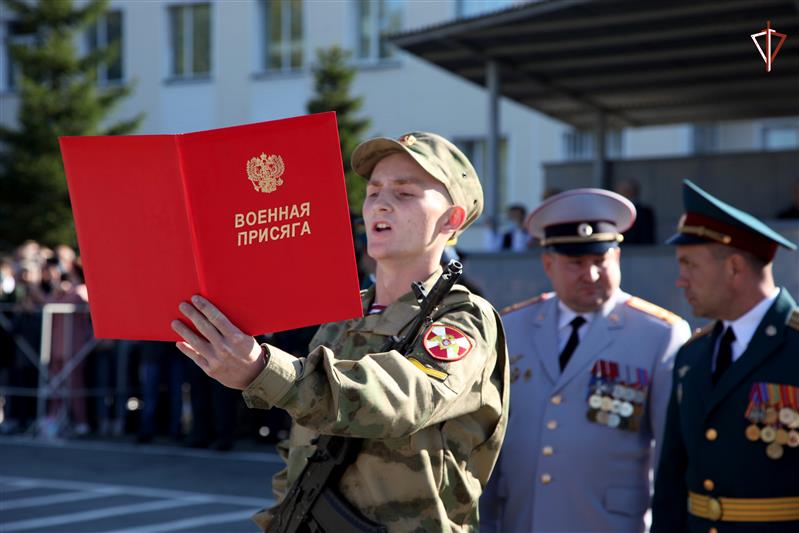 Первокурсники Новосибирского военного института Росгвардии присягнули на верность Отечеству