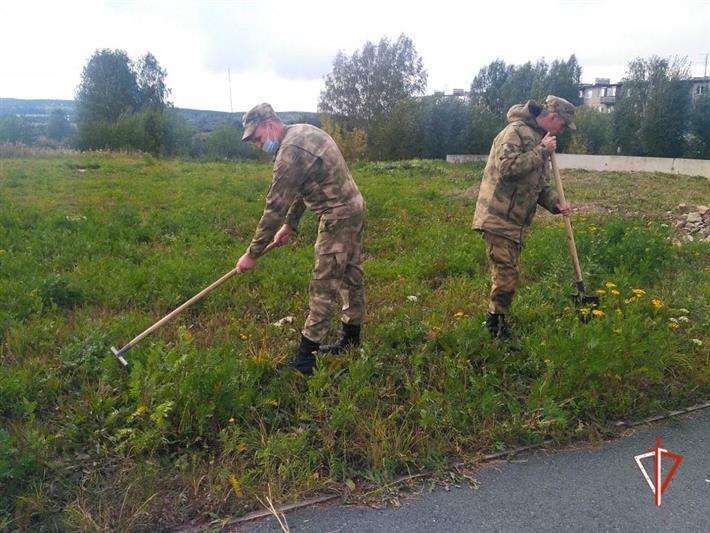 Военнослужащие калиновского соединения Росгвардии приняли участие во всероссийском субботнике «Зеленая Россия»