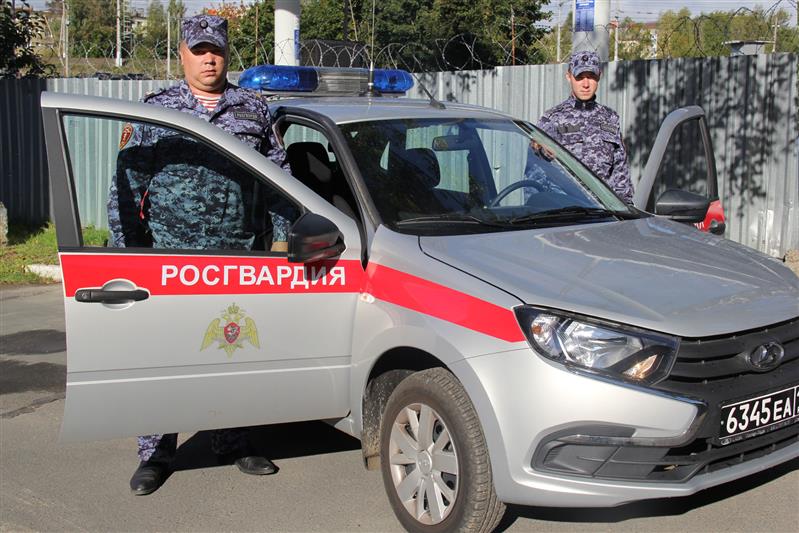 Жителей горящего многоквартирного дома эвакуировали росгвардейцы в Петрозаводске