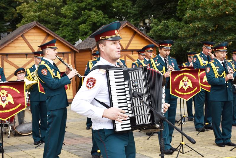 Военные музыканты-росгвардейцы из Краснодара дали концерт в Адыгее