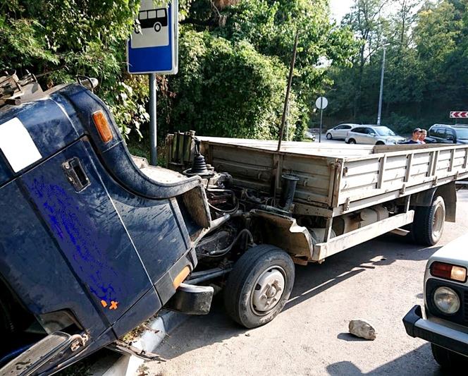 Сотрудники Росгвардии в Севастополе пришли на помощь оказавшемуся в ДТП водителю грузовика