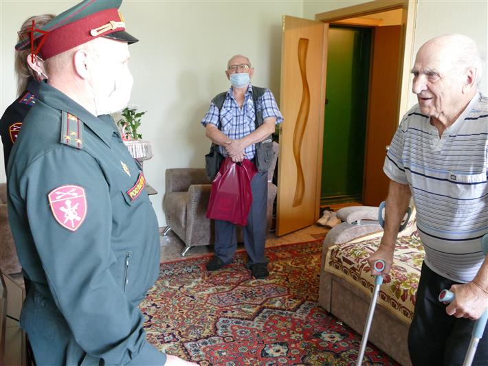Томские росгвардейцы поздравили ветерана с Днём окончания Второй мировой войны