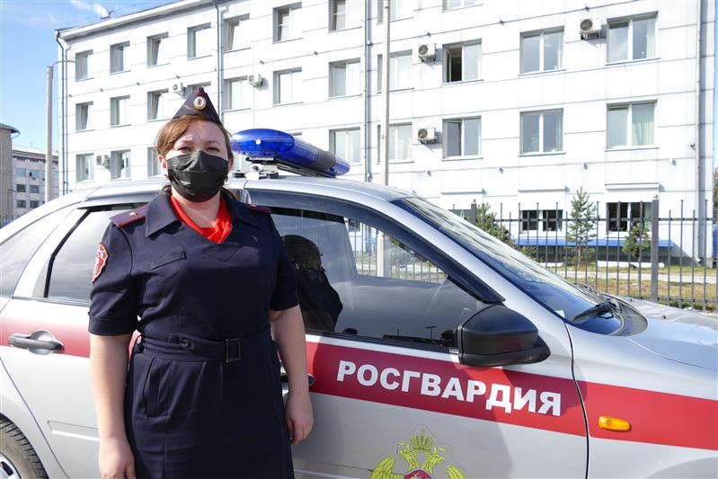 В Кызыле росгвардейцы передали родителям двух детей, ушедших из дома и игравших у проезжей части