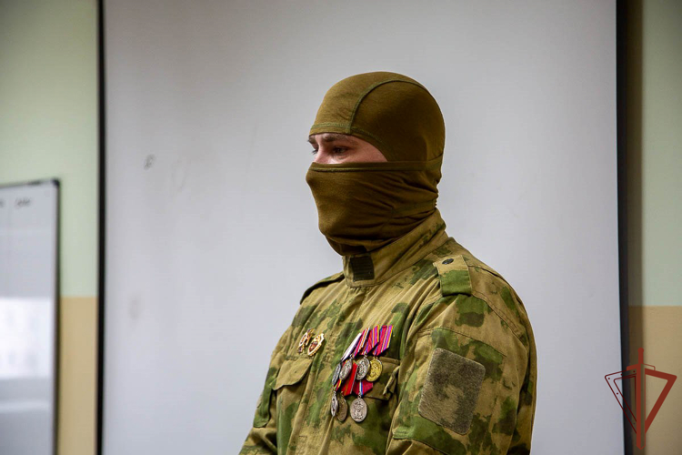 Росгвардейцы проводят патриотические и профориентационные встречи с молодежью на Урале