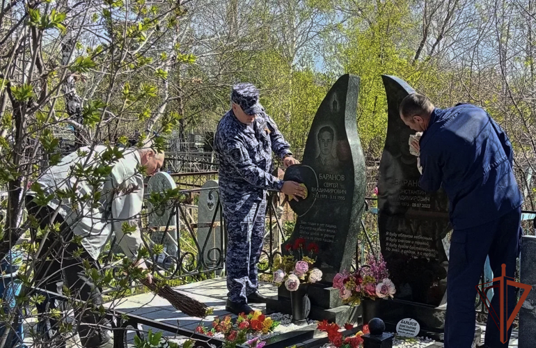 Военнослужащие и сотрудники Росгвардии на Урале приняли участие в памятных и экологических акциях