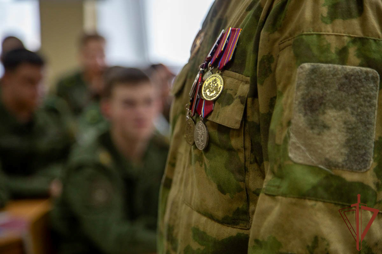 Росгвардейцы проводят патриотические и профориентационные встречи с молодежью на Урале