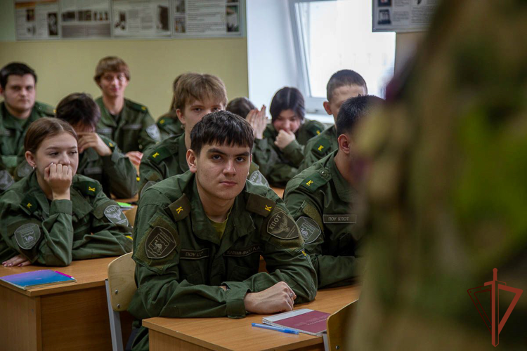 Росгвардейцы проводят патриотические и профориентационные встречи с молодежью на Урале