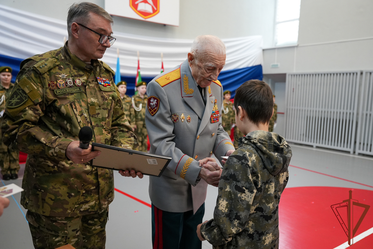 Росгвардейцы поздравили школьников со вступлением в «Гвардейскую смену» На Урале
