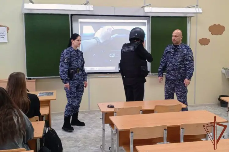 Росгвардейцы проводят патриотические и профориентационные встречи с молодежью на Урале