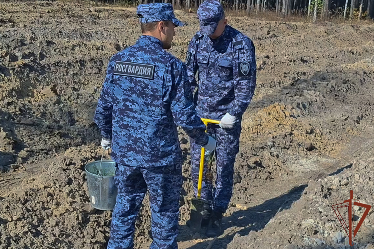 Военнослужащие и сотрудники Росгвардии на Урале приняли участие в памятных и экологических акциях