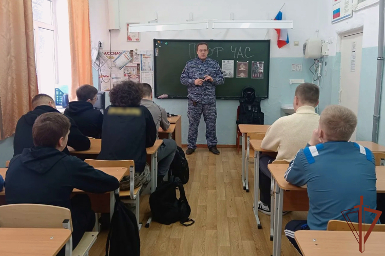 Росгвардейцы проводят патриотические и профориентационные встречи с молодежью на Урале