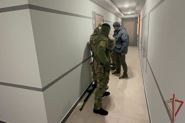 В Екатеринбурге при содействии СОБР Росгвардии задержана подозреваемая в крупном мошенничестве с социальными выплатами (видео)