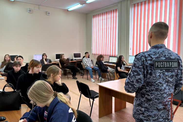 В Уральском округе Росгвардии состоялись тематические выставки и встречи с молодежью в рамках ведомственных проектов