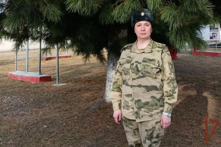 В Свердловской области военнослужащая Росгвардии спасла мужчину из горящего дома