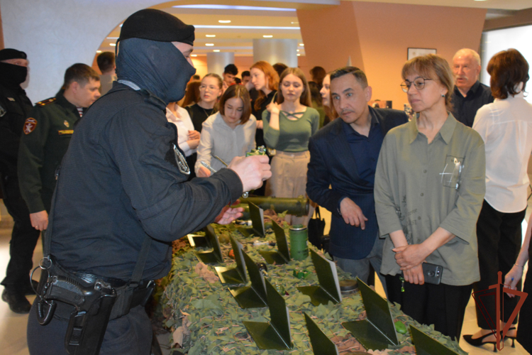 В Тюменской городской Думе открылась фотовыставка «Росгвардия. Всегда на страже» (видео)