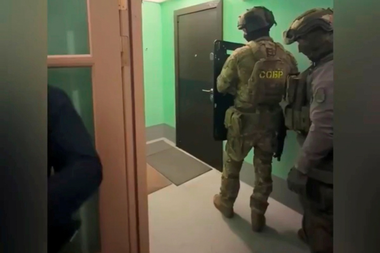 В Югре при силовой поддержке СОБР «Норд» Росгвардии задержаны подозреваемые в страховом мошенничестве (видео)