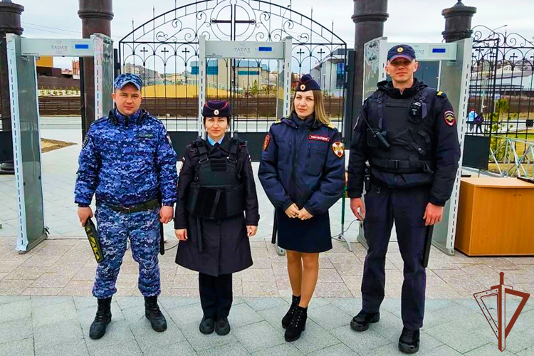 Росгвардейцы обеспечили безопасность на последних звонках в школах Урала