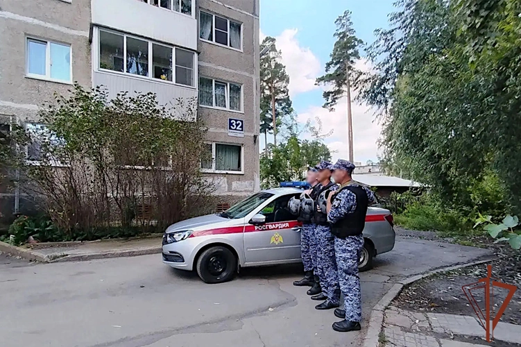 На Южном Урале росгвардейцы спасли при пожаре местную жительницу и эвакуировали жильцов