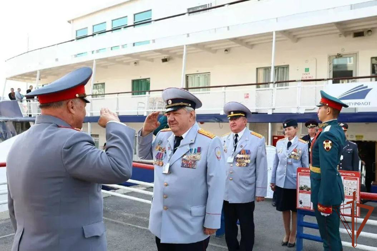 В Саратове росгвардейцы тепло встретили делегацию ветеранов войск правопорядка