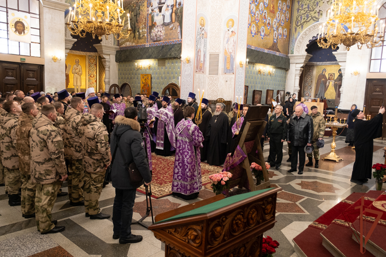 В Екатеринбурге командующий Уральским округом Росгвардии принял участие в молебне о воинах правопорядка