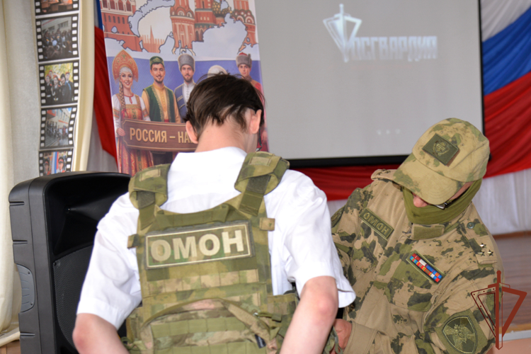 Представители Уральского округа Росгвардии провели патриотические мероприятия для подрастающего поколения в Челябинске и Кургане