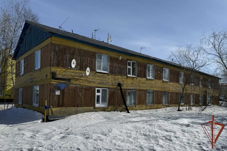 На Ямале сотрудники Росгвардии задержали поджигателя квартиры и оказали помощь в тушении пожара