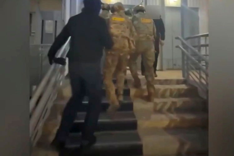 В Югре при силовой поддержке СОБР «Норд» Росгвардии задержаны подозреваемые в страховом мошенничестве (видео)