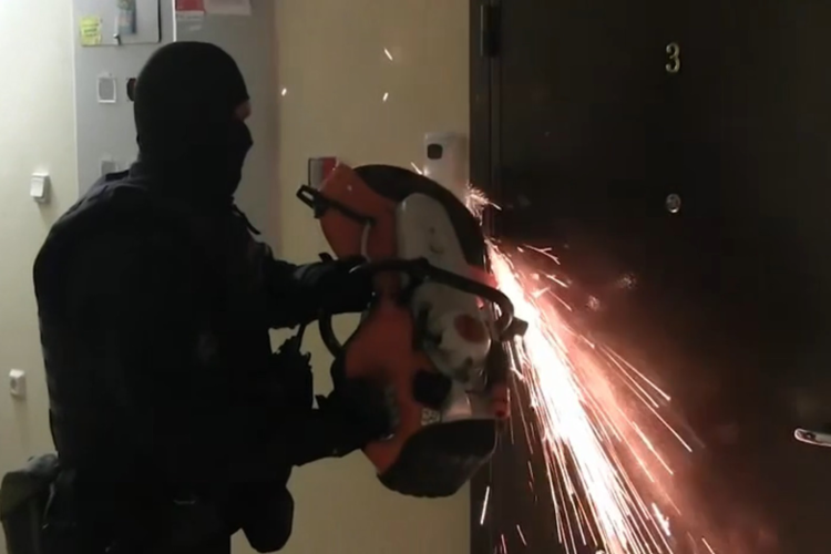В Кирове при содействии Росгвардии пресечена деятельность нелегального узла связи (видео)
