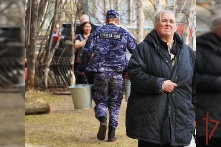 На Ямале сотрудники вневедомственной охраны Росгвардии помогли эвакуировать граждан при пожаре (видео)