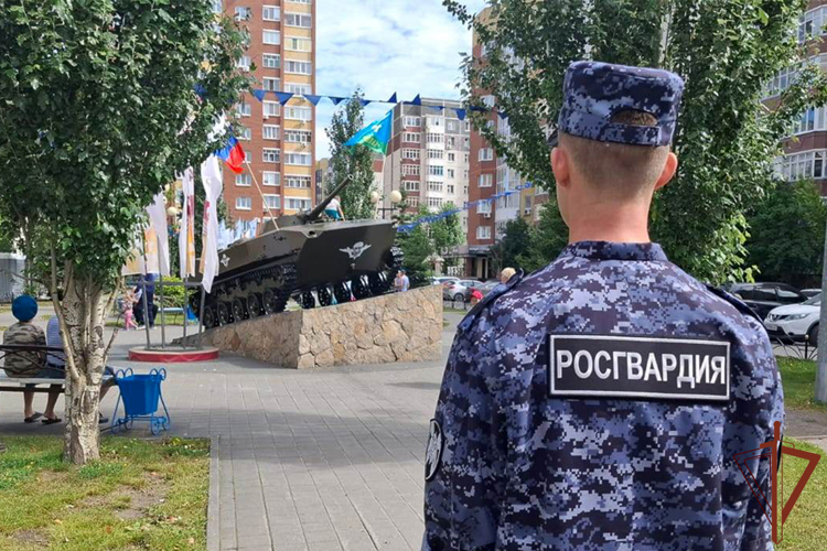 Безопасность праздничных мероприятий, прошедших на Урале, обеспечили росгвардейцы