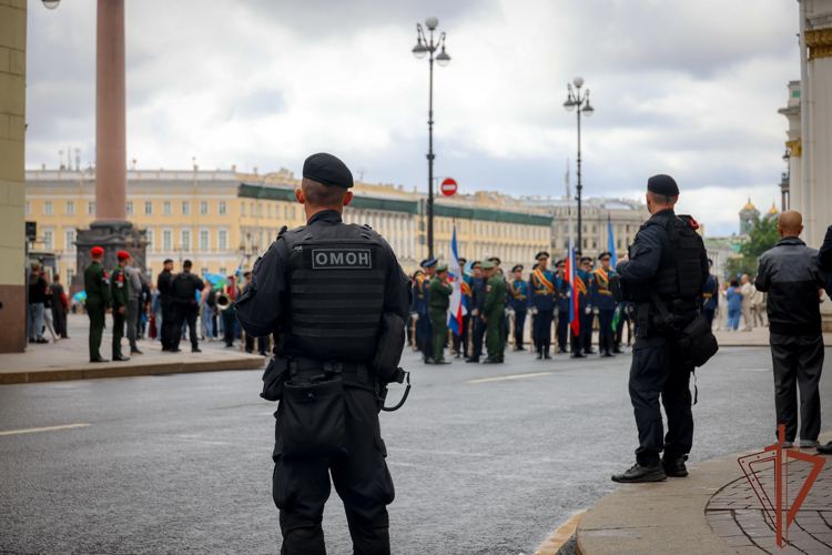 Росгвардейцы обеспечили безопасность мероприятий в честь Дня ВДВ в Санкт-Петербурге