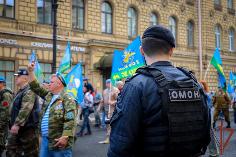 Росгвардейцы обеспечили безопасность мероприятий в честь Дня ВДВ в Санкт-Петербурге