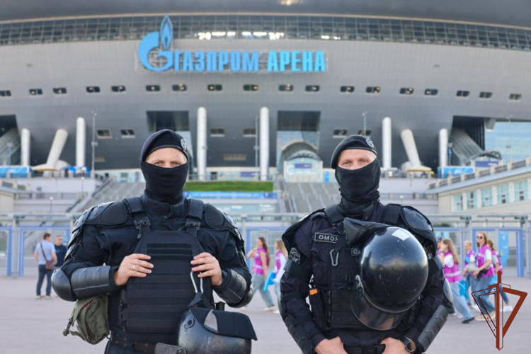 Сотрудники и военнослужащие Росгвардии обеспечили правопорядок при проведении матча Кубка России по футболу в Санкт-Петербурге