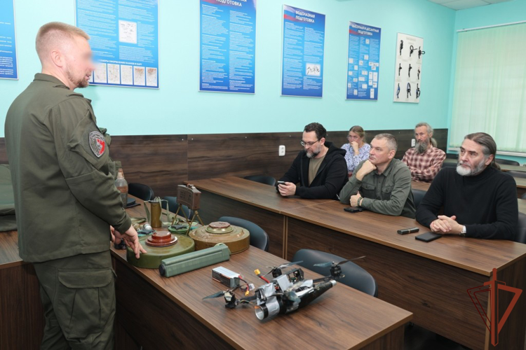 В Санкт-Петербурге сотрудники СОБР Росгвардии провели занятия по основам тактической подготовки для священнослужителей, направляющихся на СВО