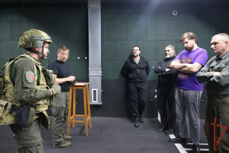 В Санкт-Петербурге сотрудники СОБР Росгвардии провели занятия по основам тактической подготовки для священнослужителей, направляющихся на СВО