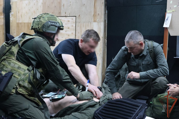 В Санкт-Петербурге сотрудники СОБР Росгвардии провели занятия по основам тактической подготовки для священнослужителей, направляющихся на СВО