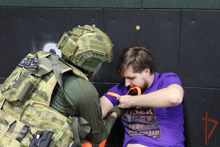 В Санкт-Петербурге сотрудники СОБР Росгвардии провели занятия по основам тактической подготовки для священнослужителей, направляющихся на СВО