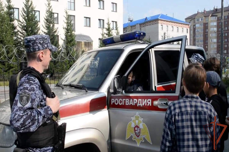Бойцы спецподразделений Росгвардии провели патриотические уроки для подрастающего поколения Урала