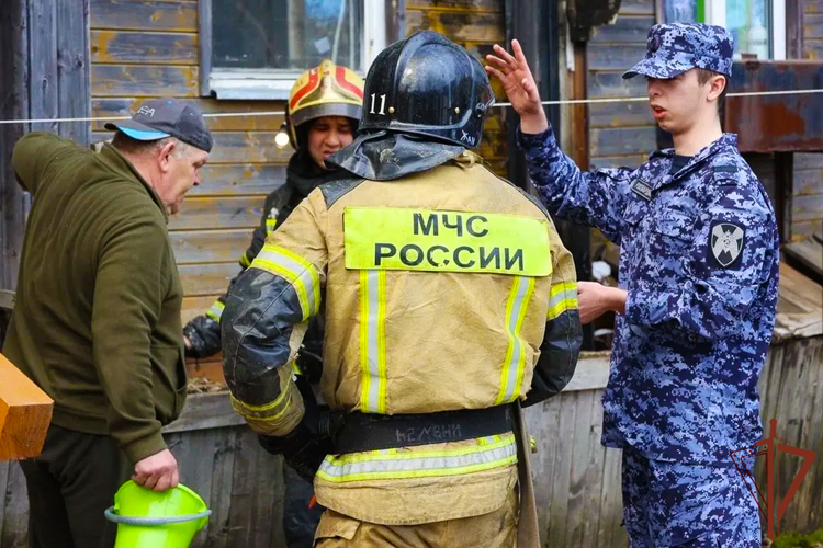На Ямале сотрудники вневедомственной охраны Росгвардии помогли эвакуировать граждан при пожаре (видео)