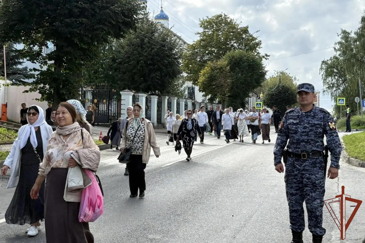 Росгвардейцы обеспечили безопасность крестного хода в честь святителя Спиридона Тримифунтского в Чебоксарах