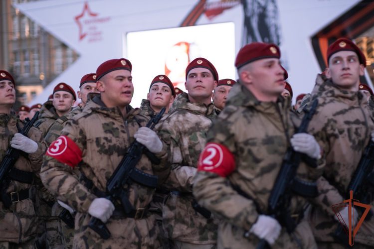 Росгвардейцы приняли участие в ночной репетиции парада Победы в Екатеринбурге