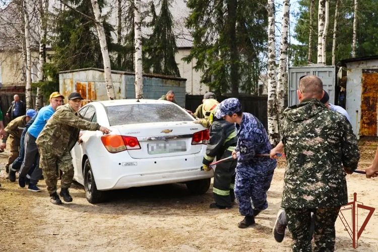 На Ямале сотрудники вневедомственной охраны Росгвардии помогли эвакуировать граждан при пожаре (видео)