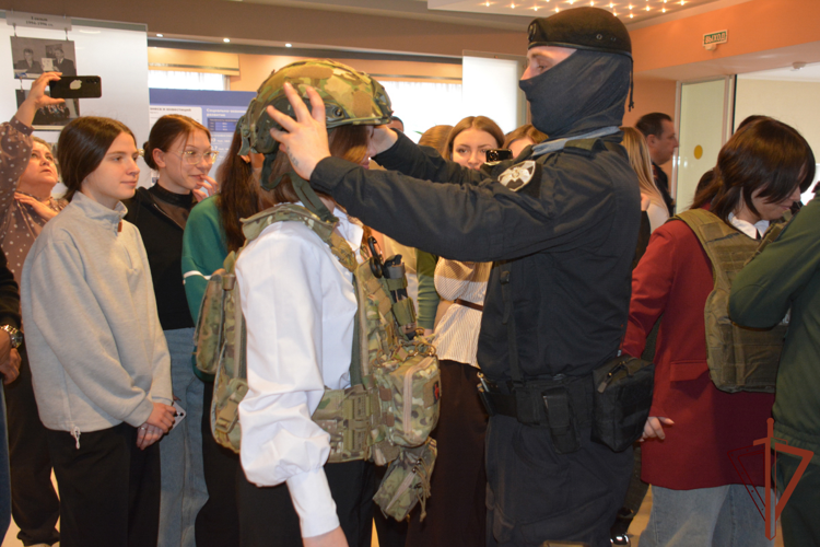 В Тюменской городской Думе открылась фотовыставка «Росгвардия. Всегда на страже» (видео)