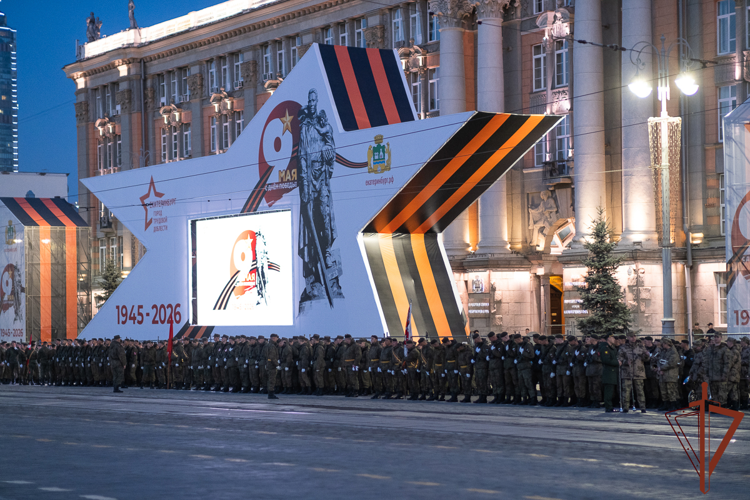 Росгвардейцы приняли участие в ночной репетиции парада Победы в Екатеринбурге