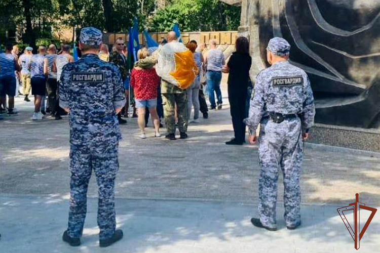 Безопасность праздничных мероприятий, прошедших на Урале, обеспечили росгвардейцы