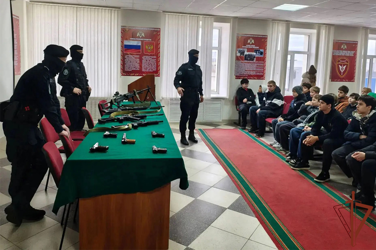 Дни открытых дверей и патриотические акции организовали росгвардейцы для юных жителей Урала (видео)