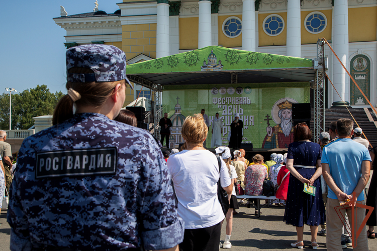 В Уральском округе Росгвардии в День Крещения Руси почтили память небесного покровителя ведомства (видео)