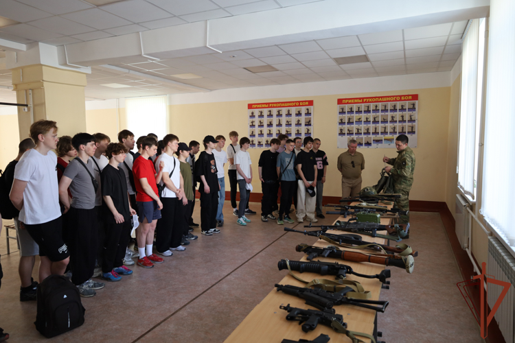 Военнослужащие и сотрудники Росгвардии на Урале провели военно-патриотические мероприятия для молодежи