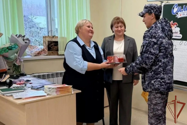 На Урале росгвардейцы поздравили педагогов подшефных учебных заведений с Днем учителя
